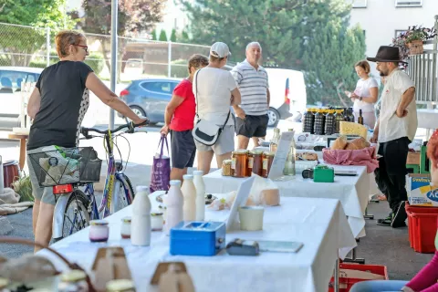 Domačini so zadovoljni, da je na Bledu ponovno zaživela tržnica, saj ponuja izdelke, ki so lokalnega izvora. / Foto: Tina Dokl / Foto: 