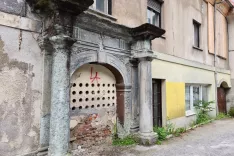 Portal Hotela Pošta nosi letnico 1845 in ga bodo razstavili ter shranili v Gorenjskem muzeju. / Foto: Urška Peternel