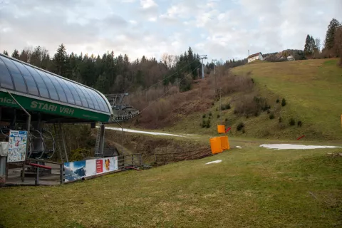 Na smučišču Stari vrh v letošnji zimi ne bo smučarjev. / Foto: Primož Pičulin