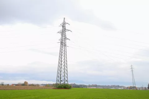 nosilci jeklenih žic za visoko napetost visoko napetostni vod elektrika / Foto: Tina Dokl