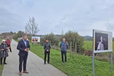 Župan Jurij Kern, Tadejeva mama Marjeta Pogačar in avtor razstave France Stele ob odprtju razstave na Juhantovi poti / Foto: Ana Jagodic Dolžan