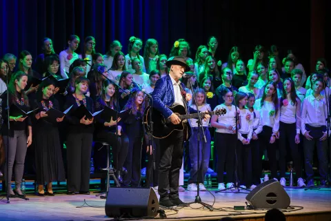 Kreslinovanje dobrodelna prireditev šolskega sklada zbor učiteljev, zbor šolarjev, Orion band, Vlado Kreslin OŠ A. T. Linharta Radovljica Festivalna dvorana Bled / Foto: Tina Dokl