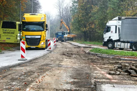 Mestna občina Kranj z rekonstrukcijo ceste Savska loka začenja gradnjo novega mostu pri nekdanji Planiki. / Foto: Tina Dokl