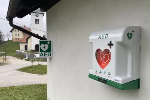 V občini Žiri so defibrilator postavili na Breznici. / Foto: Tanja Mlinar