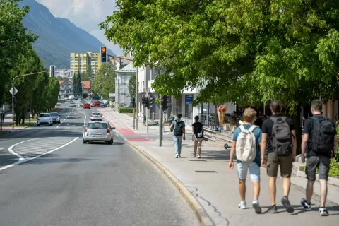 Simbolična fotografija občina Jesenice glavna cesta skozi Jesenice / Foto: Nik Bertoncelj