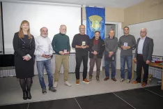 Prisotni nagrajeni fotografi na temo Dež v družbi Valerije Jenko, predsednice FD Janez Puhar, in Staneta Vidmarja, predstavnika Fotografske zveze Slovenije / Foto: Rok Markun