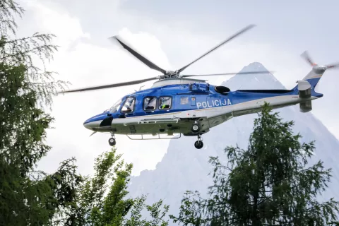 24 Ažmanovi dnevi prikaz vaje reševanje s helikopterjem helikopter HNMP GRS Slovenksa vojska in Policija Gozd Martuljek občina Kranjska gora / Foto: Tina Dokl