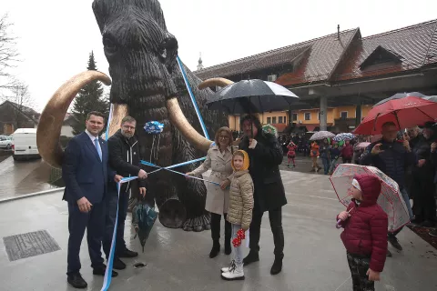 Skulpturo mamuta so s prerezom traku slavnostno odkrili kamniški župan Matej Slapar, hči pokojnega kiparja Karla Kač Kališnik in paleontolog ter vodja Kustodiata za geologijo iz Prirodoslovnega muzeja Slovenije Matija Križnar. / Foto: Gorazd Kavčič