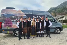 Novo vozilo Ansambla Saša Avsenika, kombi, ki bo prevozil milijone kilometrov po vsej Evropi, je opremljeno s prepoznavno podobo Julijskih Alp. / Foto: Marjana Ahačič