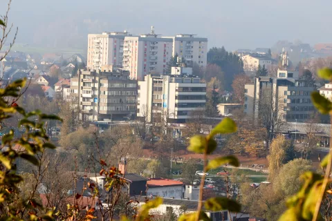 panorama mesto Škofja loka stanovanja več stanovanjska stavba blok / Foto: Tina Dokl