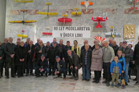 Sedanji člani škofjeloškega modelarskega društva in tudi potomci nekdanjih članov so nazdravili visokemu jubileju in odprli zanimivo razstavo v Sokolskem domu. / Foto: Vilma Stanovnik