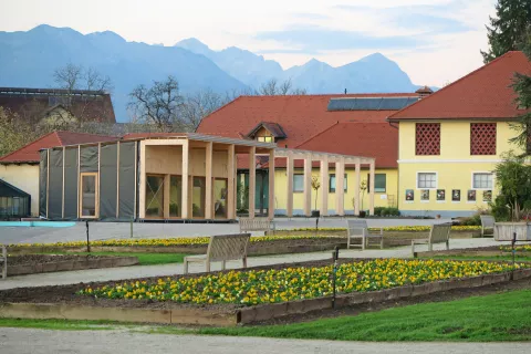 Novi stekleno-leseni prireditveni paviljon ob pristavi v Arboretumu Volčji Potok / Foto: Alenka Brun