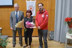 Francki Pucelj sta predsednik območnega združenja Franci Strniša (na levi) in predstavnik Rdečega križa Slovenije Boštjan Novak podelila posebno priznanje za petdeset let prostovoljskega dela. / Foto: Vid Močnik