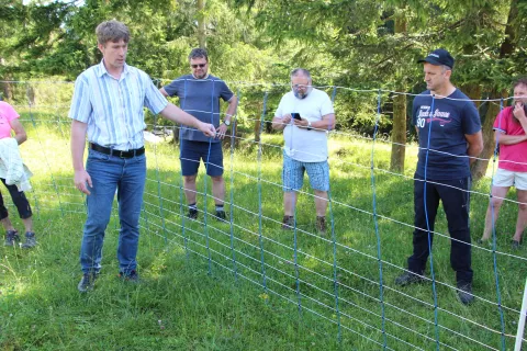 Ena od možnosti za zaščito drobnice na paši so tudi visoke električne mreže. Uporablja jih tudi rejec Janez Kržič (levo), ki je svoje izkušnje predstavil tudi na letošnjem srečanju predstavnikov agrarnih skupnosti Zgornje Gorenjske. / Foto: Cveto Zaplotnik