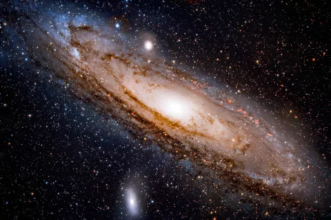 Galaksija Andromeda je najbližja soseda naše galaksije Rimska cesta. Nekoč naj bi se združili v novo galaksijo Milkomeda. / Foto: Wikipedija