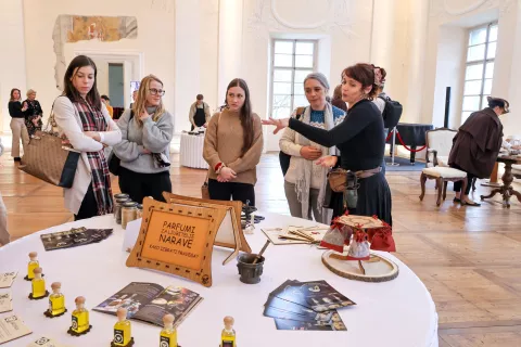 V slikoviti Baročni dvorani Radovljiške graščine se je predstavnikom turističnih agencij predstavilo osem ponudnikov iz starega mestnega jedra Radovljice. / Foto: Tina Dokl