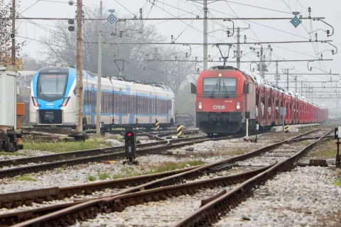 železniška proga železnica tovorni vlak potniški vlak železniška postaja občina Medvode / Foto: Tina Dokl