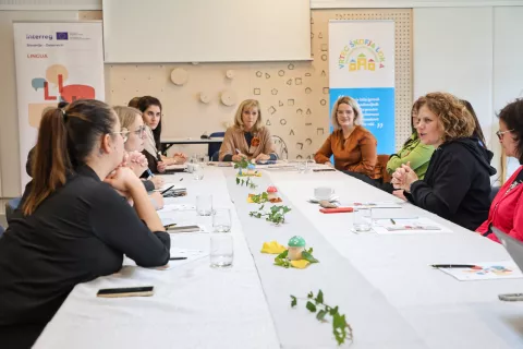 Sogovornice so spregovorile o svojem delu, dobrih praksah, izobraževalnem sistemu pri nas in na avstrijskem Koroškem ... / Foto: Tina Dokl