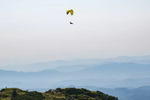 Jadralni padalec na Veliki Planini / Foto: Primož Pičulin