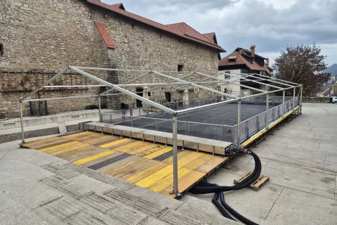 Drsališče na Trgu pod gradom v Škofji Loki že postavljajo, odprto pa bo od naslednjega petka naprej. / Foto: Vilma Stanovnik