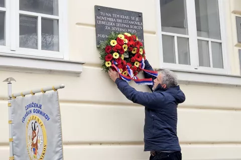 Polaganje venca v spomin na Lojzeta Udeta / Foto: Nika Toporiš