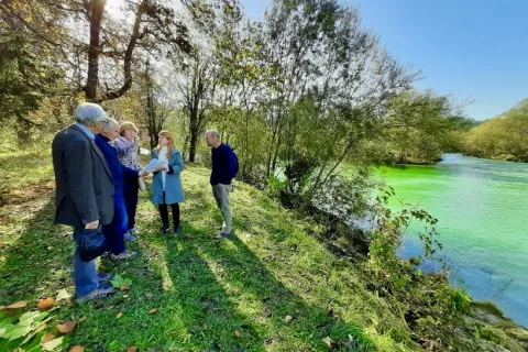 Da se težava onesnaženja Save Bohinjke s fekalijami širi že več mesecev in resno ogroža ekološko stanje Bleda, opozarjajo predstavniki Vesne. / Foto: Vesna – zelena stranka