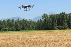 Spremenjeni zakon omogoča tudi raziskave o uporabi dronov pri nanosu fitofarmacevtskih sredstev. / Foto:  