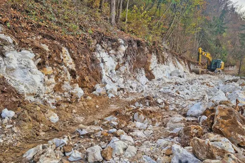 Na cesti od Možjance proti Štefanji Gori potekajo vzdrževalna in sanacijska dela. / Foto: FB-profil Možjanca / Foto:  