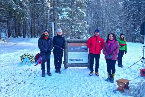 Ob obnovljeni informativni tabli (od leve): Uroš Košir, Henrika Zupan, Tomaž Butinar, član GRS Rateče in Društva Vršič, ter Melanie Arreaga / Foto: Suzana P. Kovačič / Foto:  