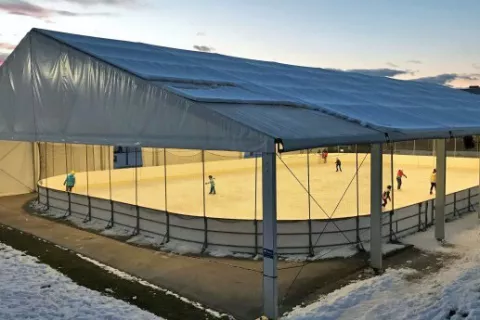 Sezona na radovljiškem drsališču se bo začela v petek popoldne. / Foto: Marjana Ahačič / Foto:  