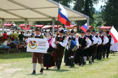 Sprevod folklornih skupin se je začel na grajskem vrtu, šel skozi center preddvora in se zaključil spet na vrtu. prva je bila skupina gostiteljica, FD Preddvor. / Foto: Alenka Brun