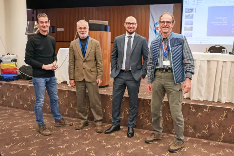 Z leve direktor Osnovnega zdravstva Gorenjske Matjaž Žura, dekan ljubljanske Medicinske fakultete Igor Švab, državni sekretar Ministrstva za zdravje Denis Kordež ter Iztok Tomazin, direktor Zdravstvenega doma Tržič in vodja simpozija / Foto: Tina Dokl