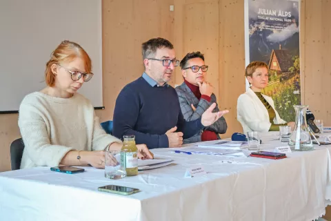 V Medgeneracijskem centru Vezenine Bled je potekala novinarska konferenca štirih turističnih destinacij, ki so združene v Skupnost Julijskih Alp. Od leve proti desni: Mojca Mežek (Kranjska Gora), Klemen Langus (Bohinj), Blaž Veber (Bled) in Blanka Grašič (Radovljica). / Foto: Tina Dokl