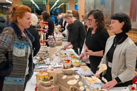 Izkupiček dobrodelnega Korakovega bazarja bo kot običajno namenjen delovanju Centra Korak. / Foto: Primož Pičulin