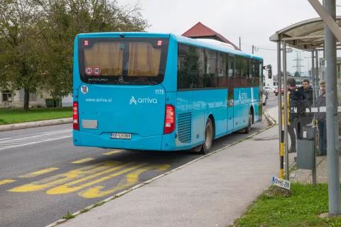 Avtobusno postajališče Labore, Kranj / Foto: Primož Pičulin