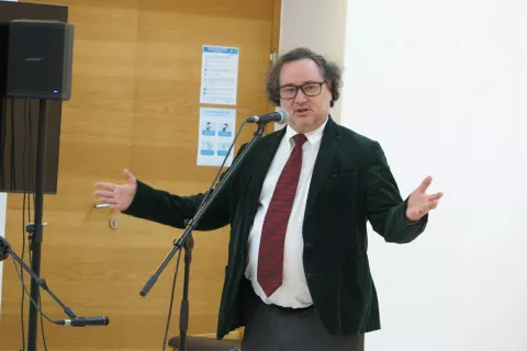 Zbrane v avli Sokolskega doma je ob odprtju tedna &scaron;panskega filma pozdravil tudi namestnik veleposlanika kraljevine &Scaron;panije Mart&iacute;n Rem&oacute;n Miranzo. / Foto: Vilma Stanovnik