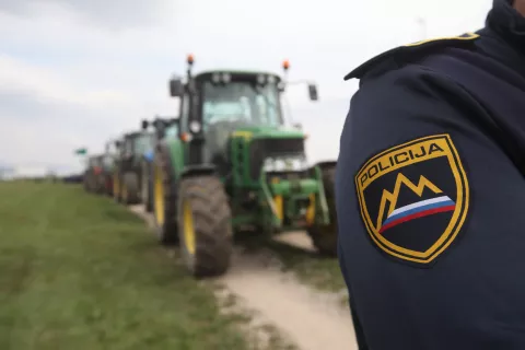 Policisti vsako leto obravnavajo okrog 150 prometnih nesreč z udeležbo traktorja, največ v naselju. / Foto: Gorazd Kavčič