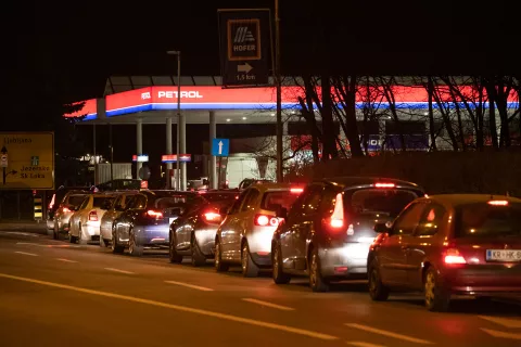 V zadnjih mesecih smo bili večkrat priča podobnim prizorom pred bencinskimi servisi. / Foto: Primoz Piculin