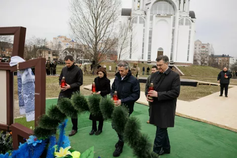 Predsednik vlade na spominski slovesnosti v Buči v Ukrajini / Foto: Nebojša Tejić/sta