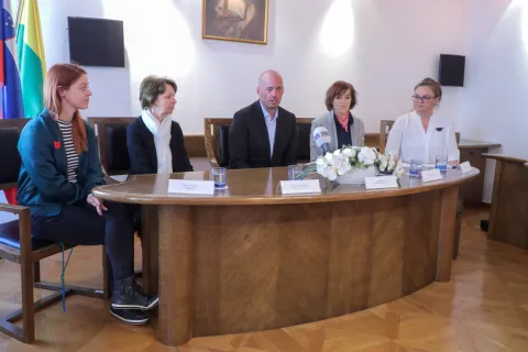 Šolo prenove za nove generacije so predstavili (z leve): Petra Princ Marko z OŠ Ivana Groharja, dekanja Fakultete za humanistične študije Irena Lazar, župan Tine Radinja, Mateja Hafner Dolenc iz Združenja zgodovinskih mest Slovenije in Nataša Ülen z Zavoda za varstvo kulturne dediščine. / Foto: Tina Dokl