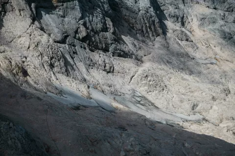 Triglavski ledenik, katerega obstoj, tako kot ledeni&scaron;ke krpe pod Skuto, omogočajo izrazita senčna lega, občasne nadpovprečno snežne sezone ter sneg, ki ga prinesejo na povr&scaron;je ledenika snežni plazovi in veter / Foto: Primož Pičulin