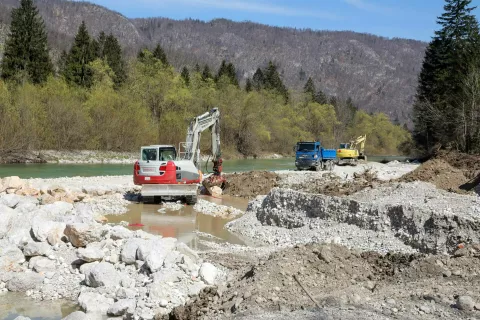 Del nove kolesarske poti, ki bo potekala čez območje vasi Lepence, zahteva poseg v rečno strugo. / Foto: Tina Dokl