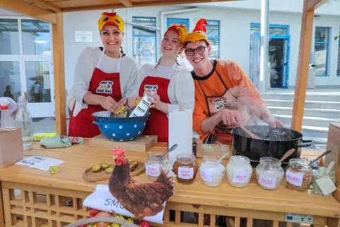 51 državni kviz Mladi in kmetijstvo 2023 v organizaciji ZSPM društvo Kranjske in Tržiške mladine KGZS zavod Kranj na fotografiji tekmovanje v praženje krompirja ekipa Smo se kur bal Cerklje z leve Ela Štirn Hana Brce Matija Slepc / Foto: Tina Dokl