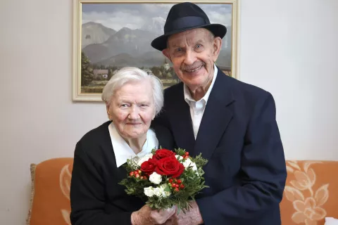 70 let poroke zakonca Jože in Marija Roblek Britof dolg zakon sveta maša na domu župnik Janez Jenko župnija Predoslje / Foto: Gorazd Kavčič