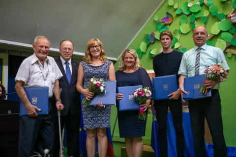 Andrej Ko&scaron;ič, nakelski župan Ivan Meglič, Helena Krampl Nikač, Nata&scaron;a Zaletelj, Anže Semenič in ravnatelj O&Scaron; Naklo Milan Bohinec / Foto: Primož Pičulin
