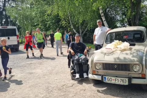 Nekdanjo Pahorjevo &raquo;katro&laquo;?, ki velja za najdražjo na svetu, je bilo v soboto možno videti na Poti ob žici v Ljubljani. Desno sta lastnik Tomaž Habjan in njegov sin Aljo&scaron;a.