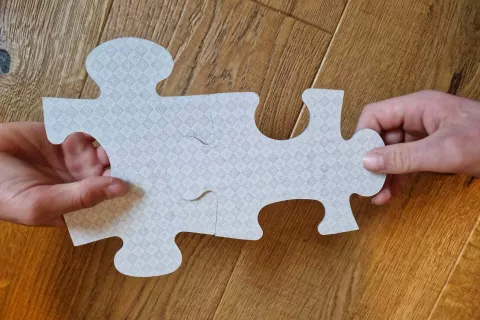 Simbol svetovnega dne zavedanja o avtizmu je sestavljanka. / Foto: Maja Bertoncelj