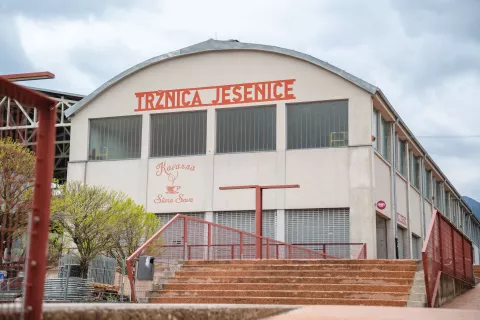 V sklopu tržnice deluje tudi kavarna, za katero je že od leta 2016 sklenjena najemna pogodba z najemnikom, in plezalna stena, ki jo ima v najemu Športnoplezalno društvo Jesenice. / Foto: Nik Bertoncelj