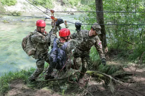 Dinamični prikaz usposabljanja na eni od delovnih točk v okolici Voja&scaron;nice Bo&scaron;tjana Kekca na Bohinjski Beli / Foto: Tina Dokl