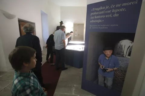 Razstava, na kateri je na ogled nekaj Avgu&scaron;tinovih osebnih predmetov, njegova obsežna bibliografija, ki jo hrani Knjižnica A. T. Linharta, predvsem pa izbor iz bogate zbirke fotografij, ki so nastale med raziskovanji, bo v Radovlji&scaron;ki gra&scaron;čini na ogled &scaron;e do konca poletja. / Foto: Gorazd Kavčič